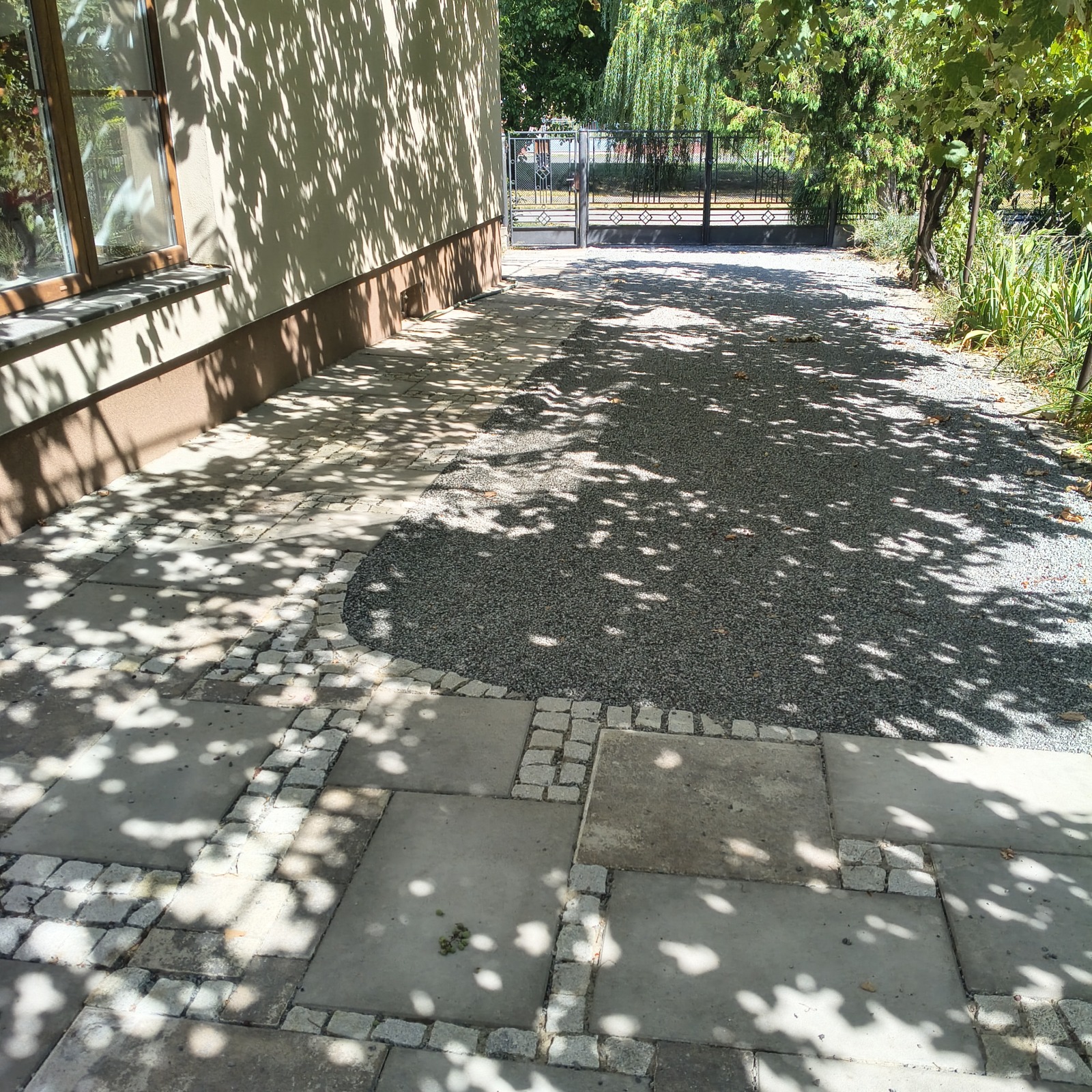 po realizácii (1)_dokončený bezbariérový prístupový chodník pozdĺž objektu ateliéru po realizácii (1)_dokončený bezbariérový prístupový chodník pozdĺž objektu ateliéru